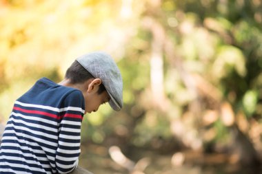 Küçük çocuk havaya Çiçek Bahçe havada yüzer