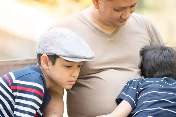 Padre Figlio Seduti Parlare Insieme — Foto Stock