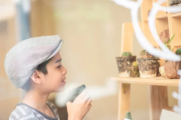 Petit Garçon Arrosant Des Cactus Dans Boutique — Photo