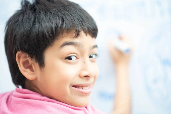 Kleiner Junge Zeichnet Eart Auf Whiteboard Zimmer — Stockfoto