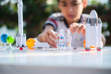 Uzay gemisi ve gezegen gökada oyuncak oynarken küçük çocuk 