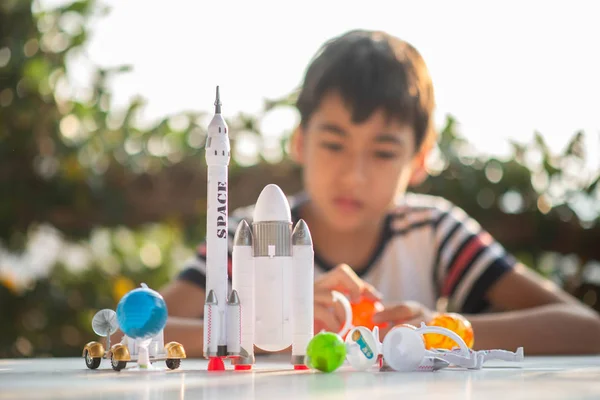 Niño Jugando Nave Espacial Planeta Galaxia Juguete —  Fotos de Stock