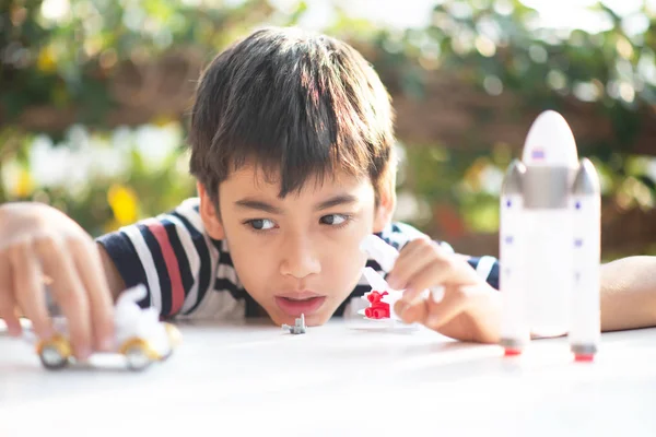 Menino Brincando Nave Espacial Planeta Galáxia Brinquedo — Fotografia de Stock