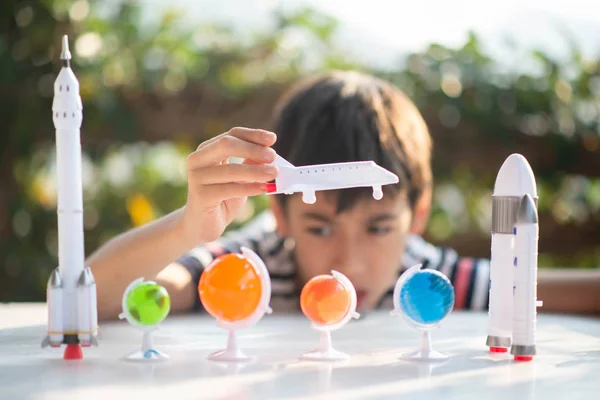 Niño Jugando Nave Espacial Planeta Galaxia Juguete —  Fotos de Stock