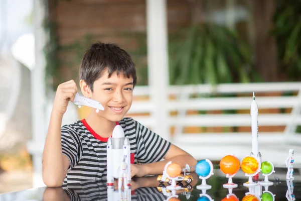 Niño Jugando Nave Espacial Planeta Galaxia Juguete —  Fotos de Stock