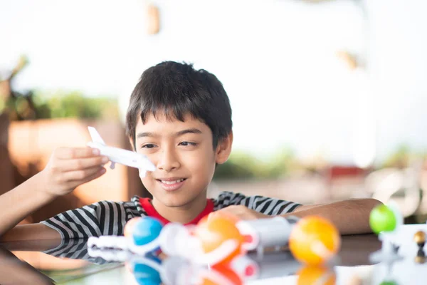 Kleine Jongen Spelen Ruimteschip Planeet Galaxy Speelgoed — Stockfoto