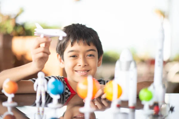 Kleine Jongen Spelen Ruimteschip Planeet Galaxy Speelgoed — Stockfoto