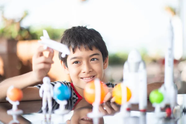 Kleine Jongen Spelen Ruimteschip Planeet Galaxy Speelgoed — Stockfoto