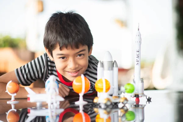 Kleine Jongen Spelen Ruimteschip Planeet Galaxy Speelgoed — Stockfoto