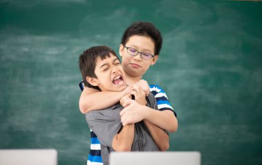 Öğrenci çocuk sınıfta zorbalık