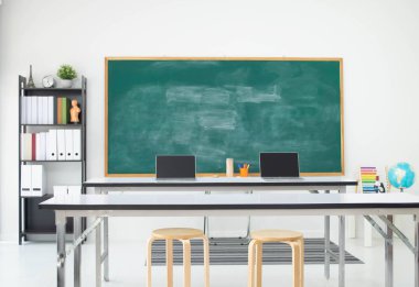 Beyaz arka plan tam alev kara tahta