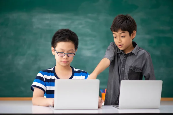 Asiatische Schüler Junge Mit Laptop Lernen Der Klasse Der Schule — Stockfoto