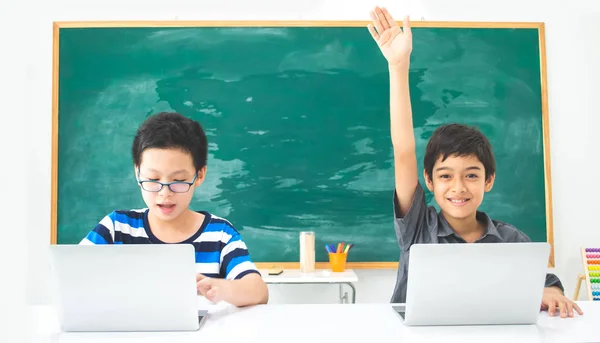 Asiático Estudantes Menino Usando Laptop Aprendizagem Sala Aula Escola — Fotografia de Stock