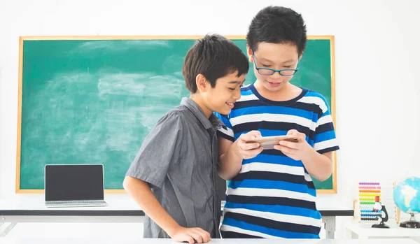 Asiático Estudantes Menino Usando Laptop Aprendizagem Sala Aula Escola — Fotografia de Stock