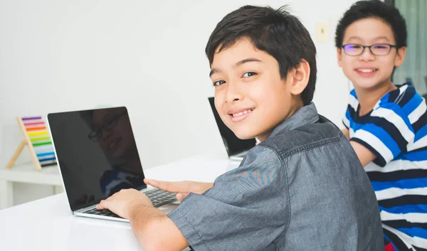 Asiático Estudantes Menino Usando Laptop Aprendizagem Sala Aula Escola — Fotografia de Stock