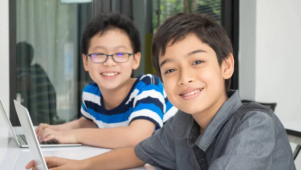 Asiático Estudiantes Chico Usando Laptop Aprendizaje Aula Escuela —  Fotos de Stock