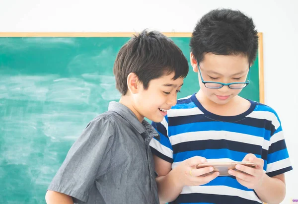 Asiático Estudantes Menino Usando Laptop Aprendizagem Sala Aula Escola — Fotografia de Stock