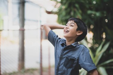 Parkta kağıt roket oynarken küçük çocuk