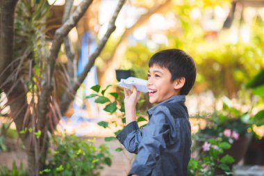 Parkta kağıt roket oynarken küçük çocuk