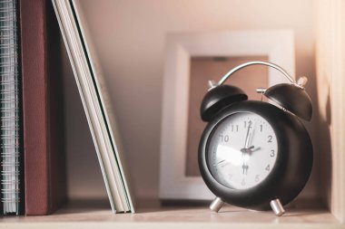 Yakın yukarıya kitap ile Shelve clockon
