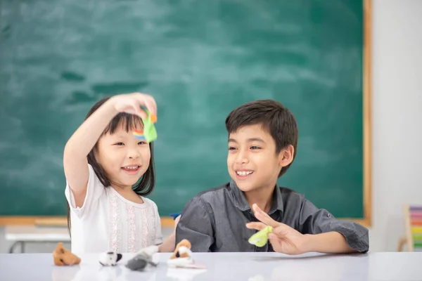 Student Pojke Och Flicka Som Spelar Finger Docka Berättande Klass — Stockfoto