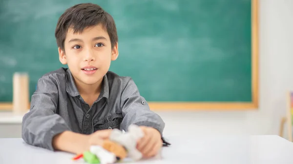 Estudiante Niño Niña Jugando Dedo Muñeca Historia Contando Aula — Foto de Stock