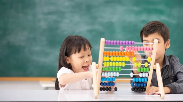 Étudiants Garçon Fille Penché Mathématiques Dans Salle Classe Montessori — Photo