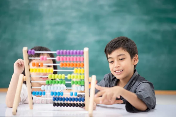 Étudiants Garçon Fille Penché Mathématiques Dans Salle Classe Montessori — Photo