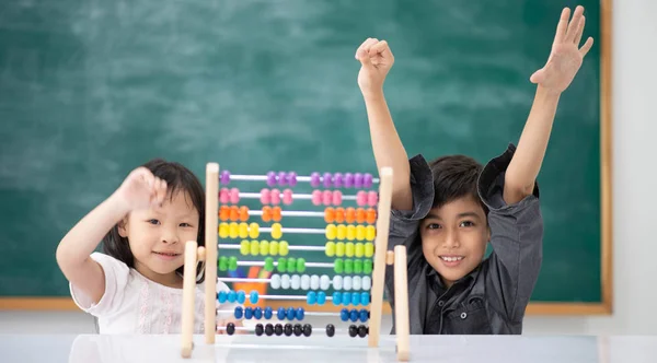 Studenten Jongen Meisje Leunend Wiskunde Klas Kamer Montessori — Stockfoto