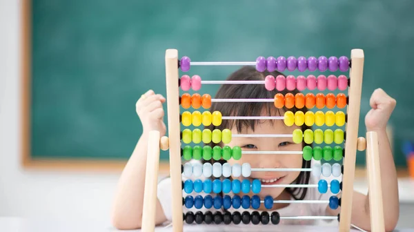 Öğrenciler Çocuk Kız Sınıf Odasında Montessori Matematik Eğilme — Stok fotoğraf