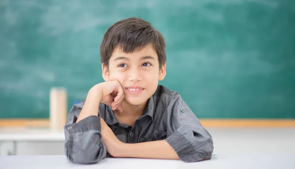 Étudiant Garçon Pointent Vers Tableau Dans Salle Classe — Photo