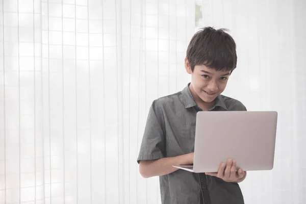 Asiático Estudantes Menino Usando Laptop Aprendizagem Sala Aula Escola — Fotografia de Stock