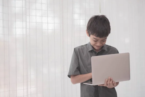 Asiático Estudantes Menino Usando Laptop Aprendizagem Sala Aula Escola — Fotografia de Stock