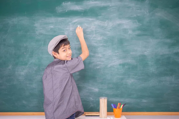 Öğrenci Çocuk Sınıfta Kara Tahta Işaret — Stok fotoğraf