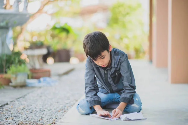 Kleiner Junge Spielt Papierrakete Park — Stockfoto