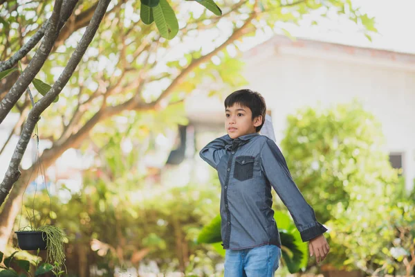 Parkta kağıt roket oynarken küçük çocuk