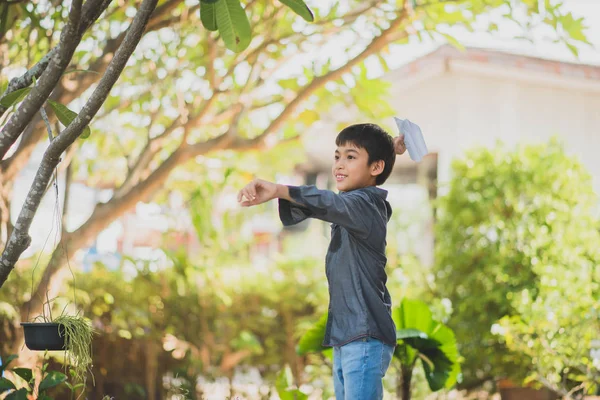 Petit Garçon Jouant Fusée Papier Dans Parc — Photo