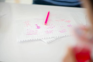 Çocuklar gazetede Tic Tac Toe oynar 