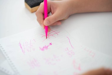 Çocuklar gazetede Tic Tac Toe oynar 