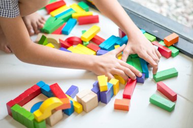 Odada ahşap blok oynarken çocuk eli