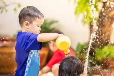 Küçük Asya çocuk oyun su açık ev yaz zaman 