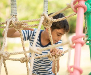 Küçük çocuk oyun içinde bu açık