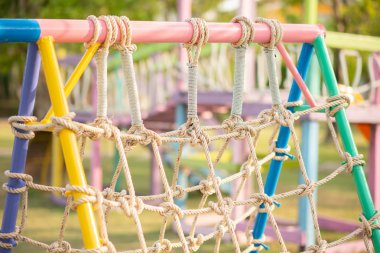 Küçük çocuk oyun içinde bu açık