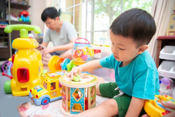 Kleiner Junge Spielt Spielzeug Während Vater Haus Telefon Arbeitet — Stockfoto
