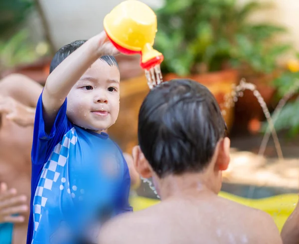 Pequeno Menino Asiático Jogando Água Casa Livre Horário Verão — Fotografia de Stock