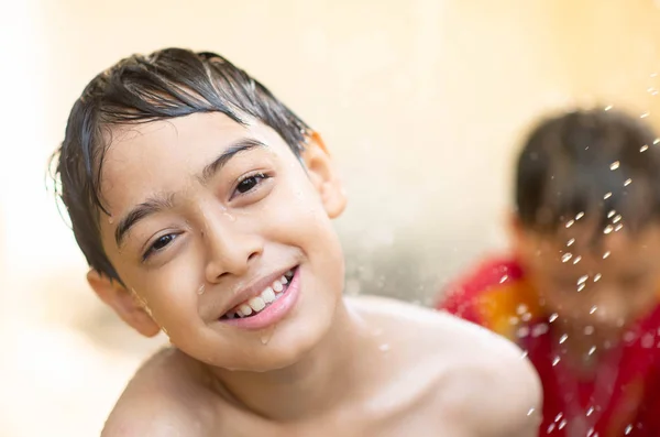 Pequeno Menino Asiático Jogando Água Casa Livre Horário Verão — Fotografia de Stock