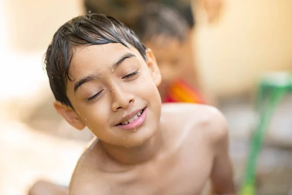 Маленький Азиатский Мальчик Играет Водный Открытый Дом Летнее Время Время — стоковое фото