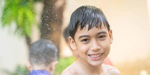 Kleine Aziatische Jongen Spelen Water Buitenhuis Zomertijd — Stockfoto