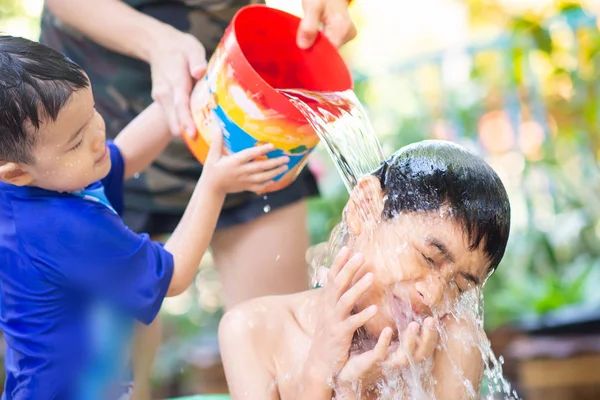 Malý Asijský Chlapec Hrající Letním Domě Vodu Venku — Stock fotografie