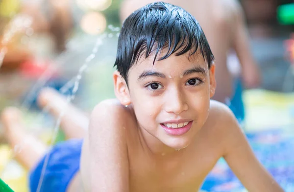 Pequeno Menino Asiático Jogando Água Casa Livre Horário Verão — Fotografia de Stock